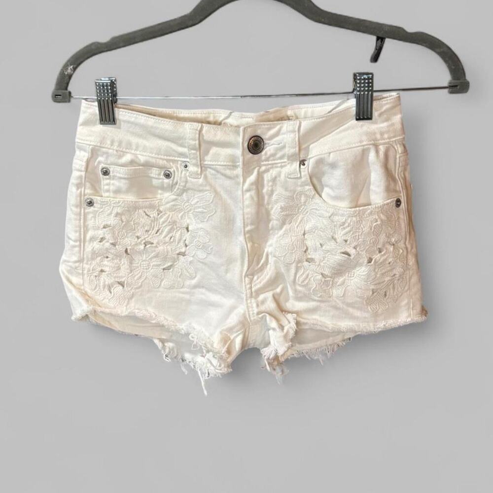 American Eagle White Floral Embroidered Cutoff Denim Shorts Size 2 Frayed Hem